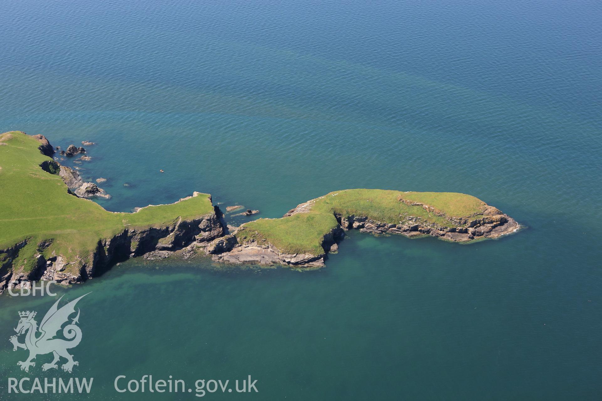 RCAHMW colour oblique aerial photograph of Ynys Lochtyn Defended Enclosure. Taken on 01 June 2009 by Toby Driver