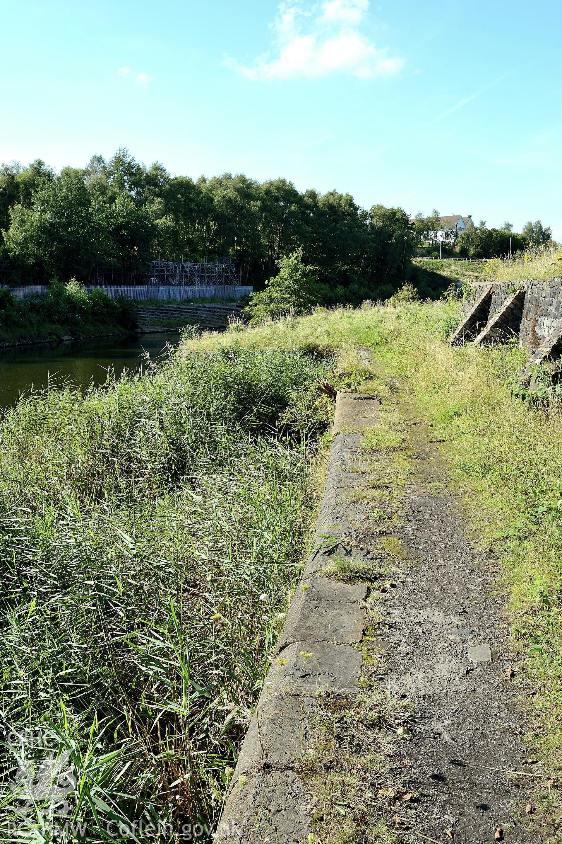 Path along the quay